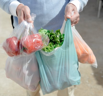 Close,Up,On,Person,Buyer,Hold,Groceries,In,Bags.,Buy